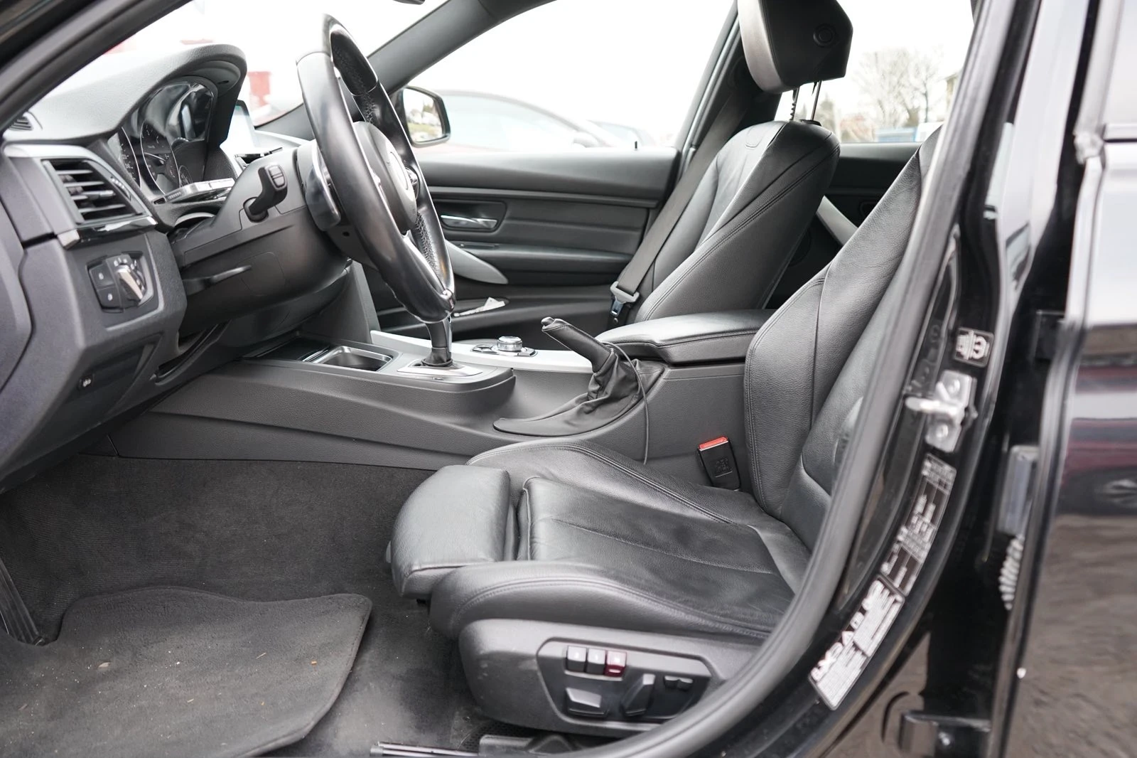 BMW 330 D/x-Drive/M package, снимка 13 - Автомобили и джипове - 54243482