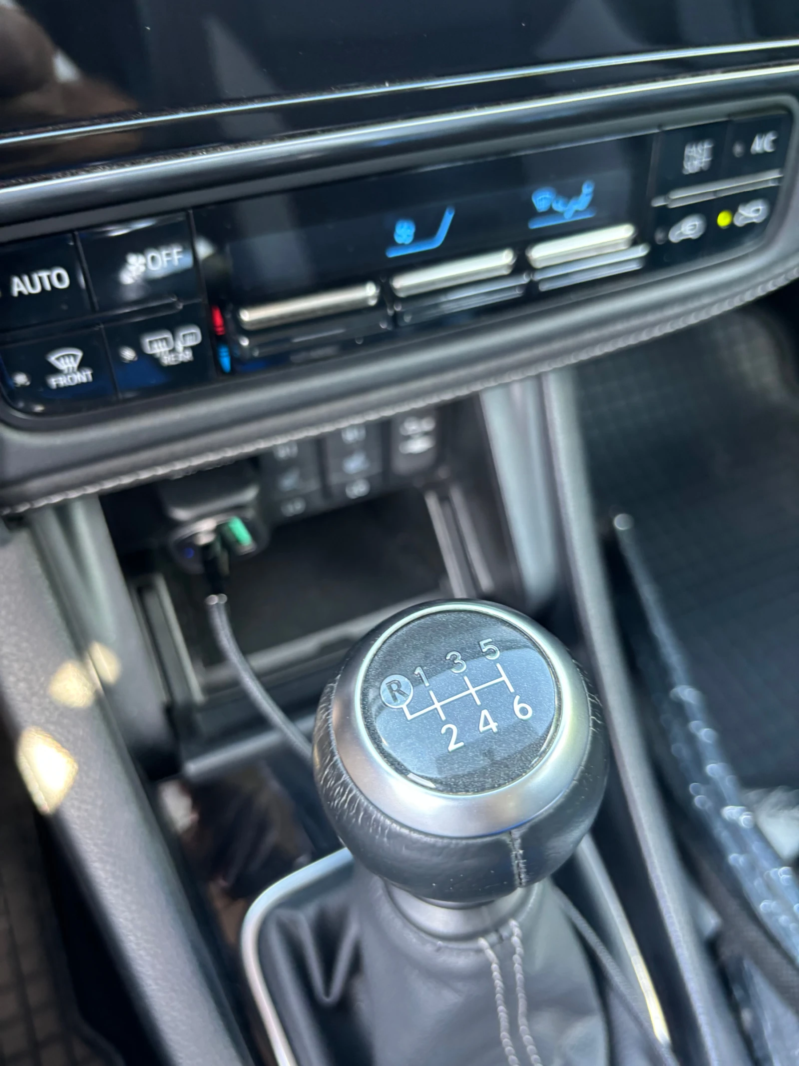 Toyota Auris 1.6LUNA petrol, снимка 15 - Автомобили и джипове - 55421948