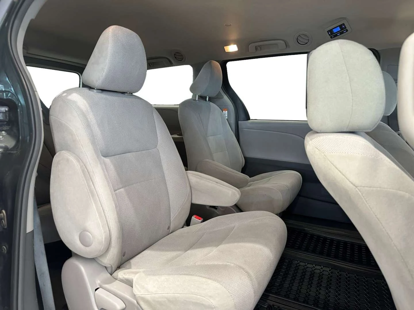 Toyota Sienna, снимка 17 - Автомобили и джипове - 56020428