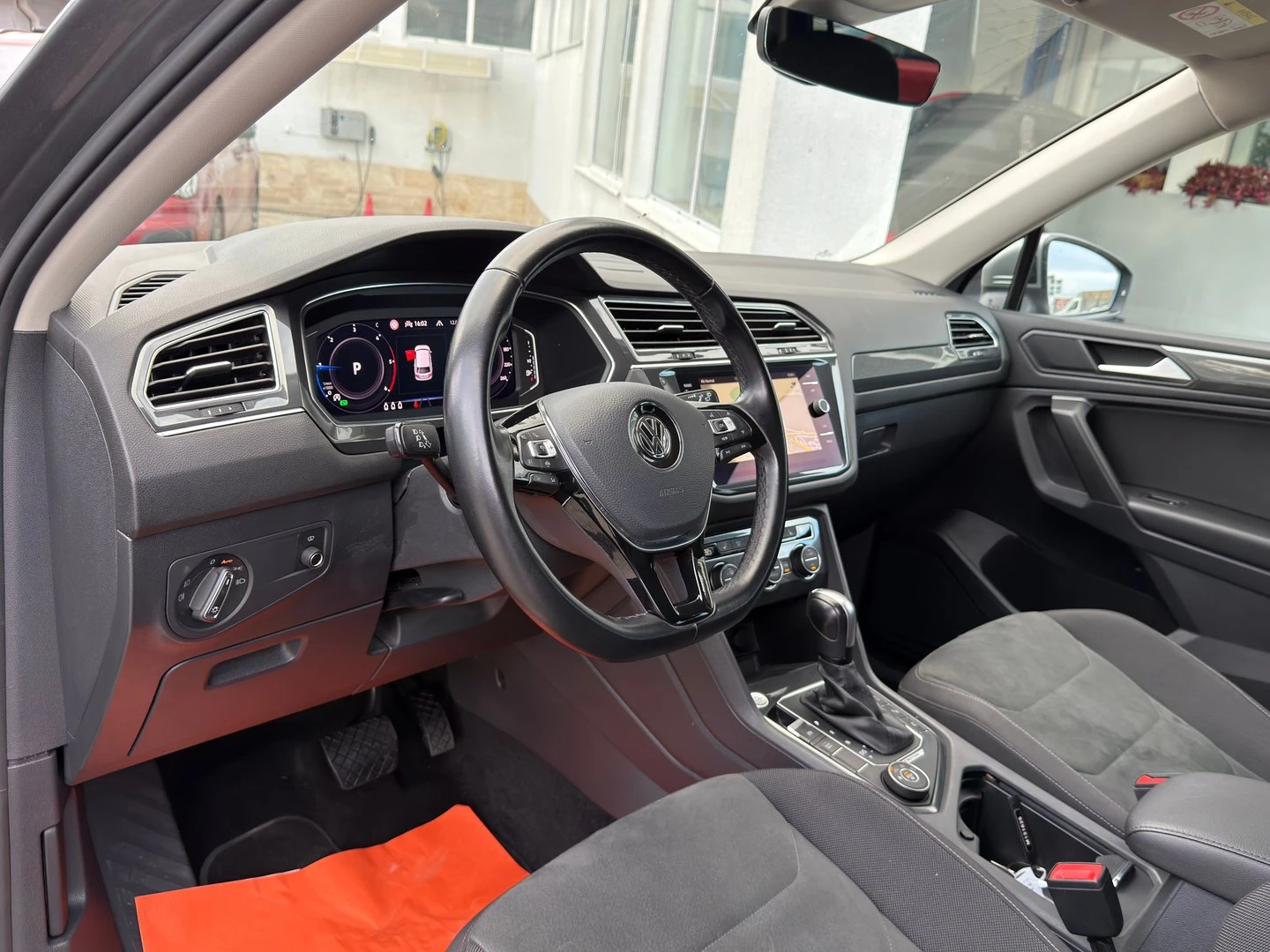 VW Tiguan LWB Highline 2.0TDI 4MOTION BMT, снимка 12 - Автомобили и джипове - 53322449