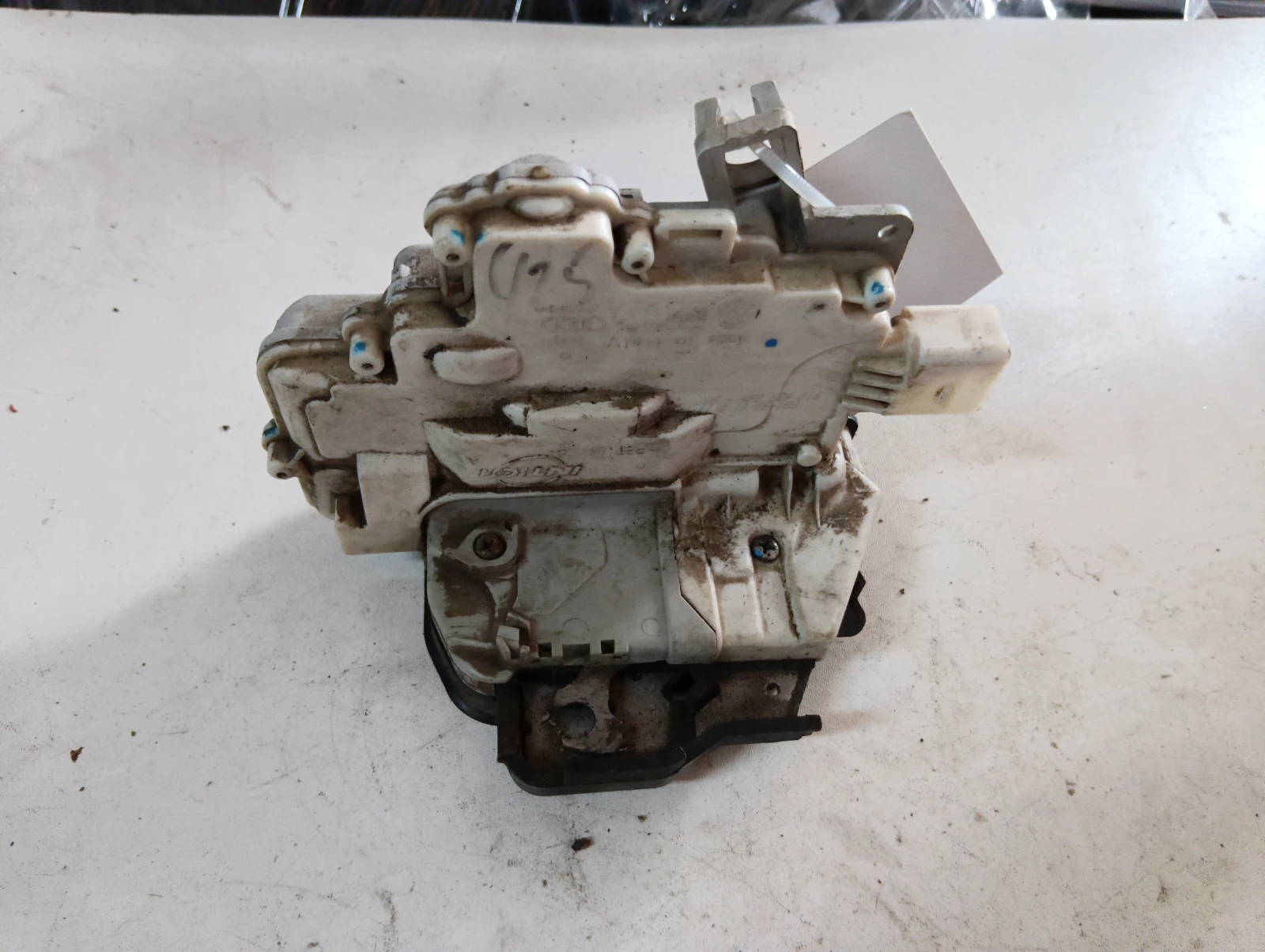 брава (задна дясна) 4F0839016 Audi A6