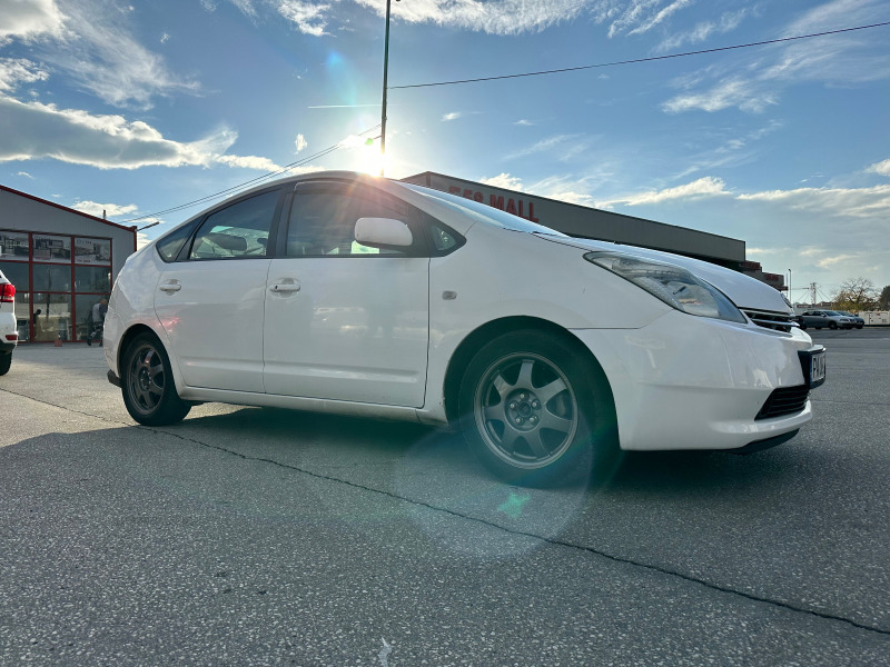 Toyota Prius Hybrid, снимка 4 - Автомобили и джипове - 45826359