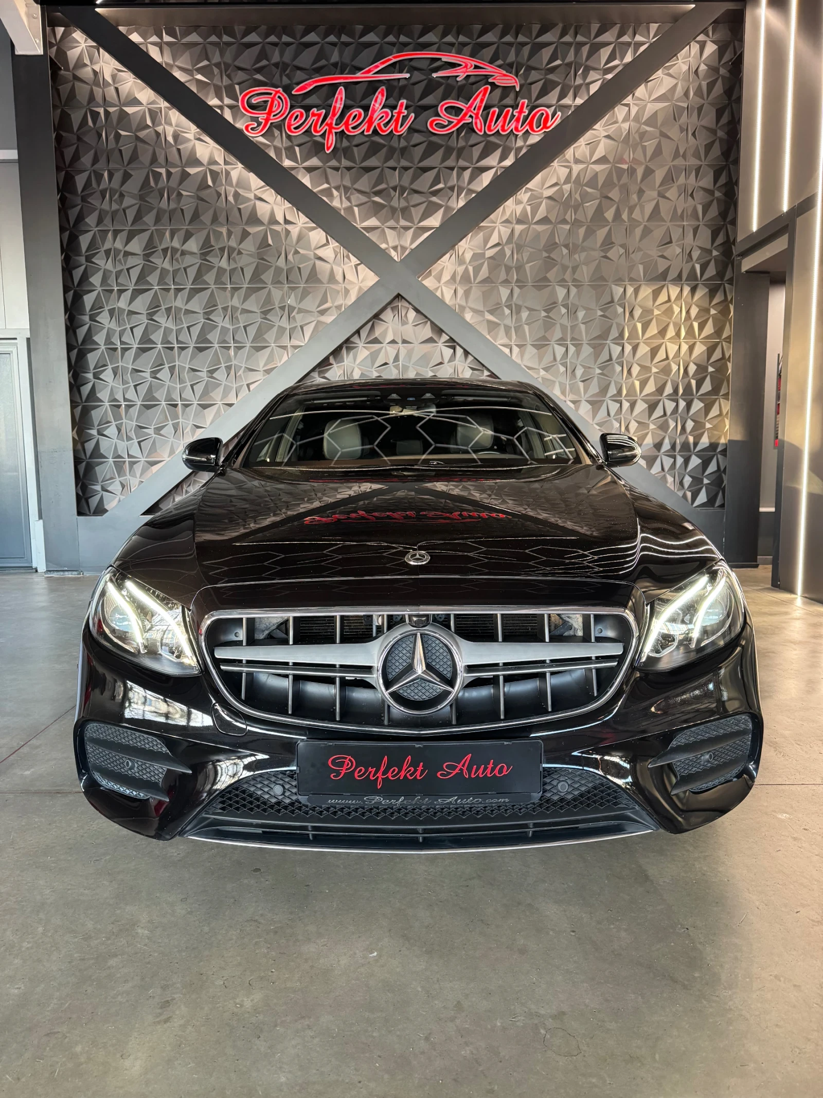 Mercedes-Benz E 220 d 4 MATIC * AMG * Камера *  - изображение 2