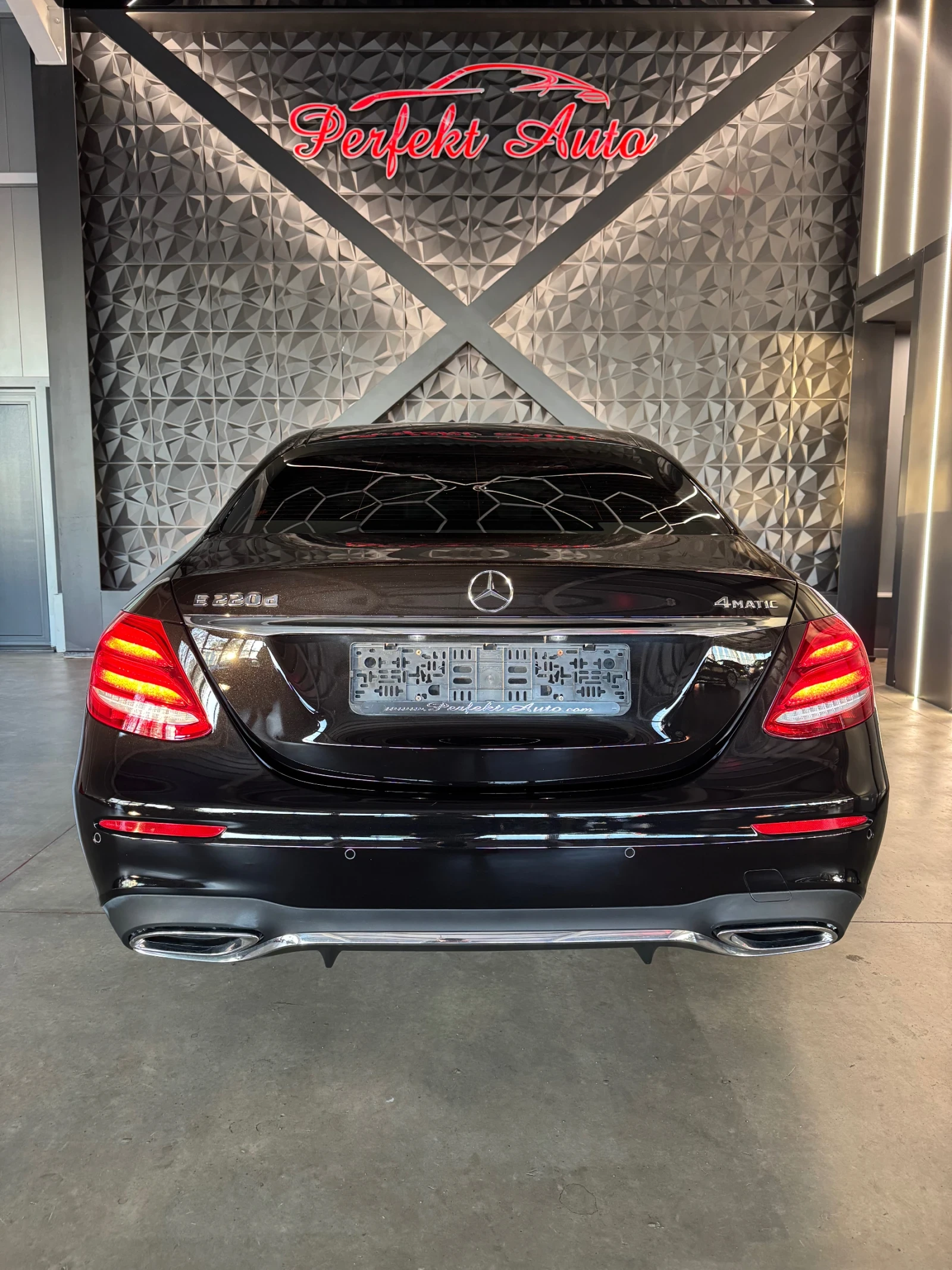 Mercedes-Benz E 220 d 4 MATIC * AMG * Камера *  - изображение 4