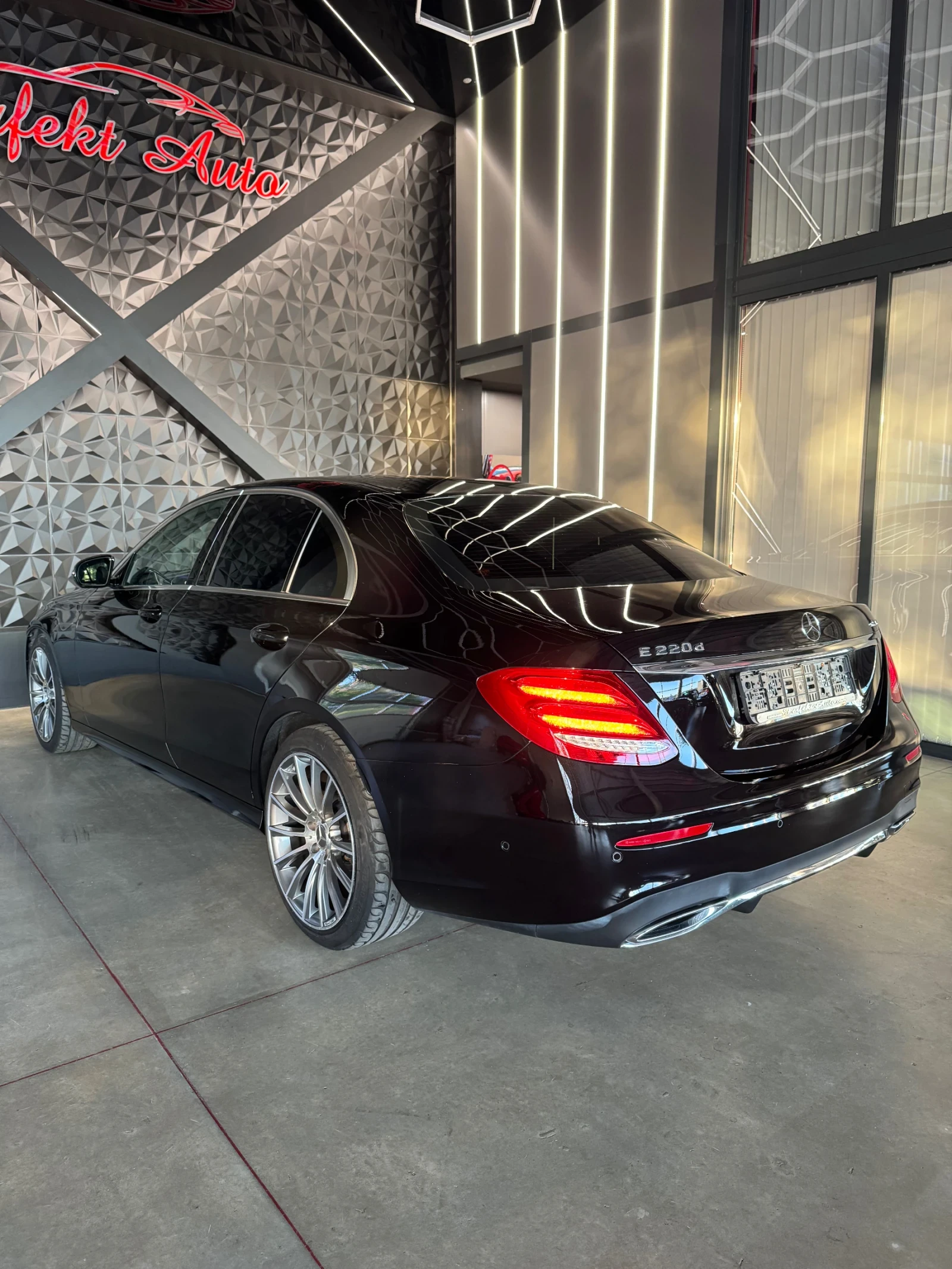 Mercedes-Benz E 220 d 4 MATIC * AMG * Камера *  - изображение 3