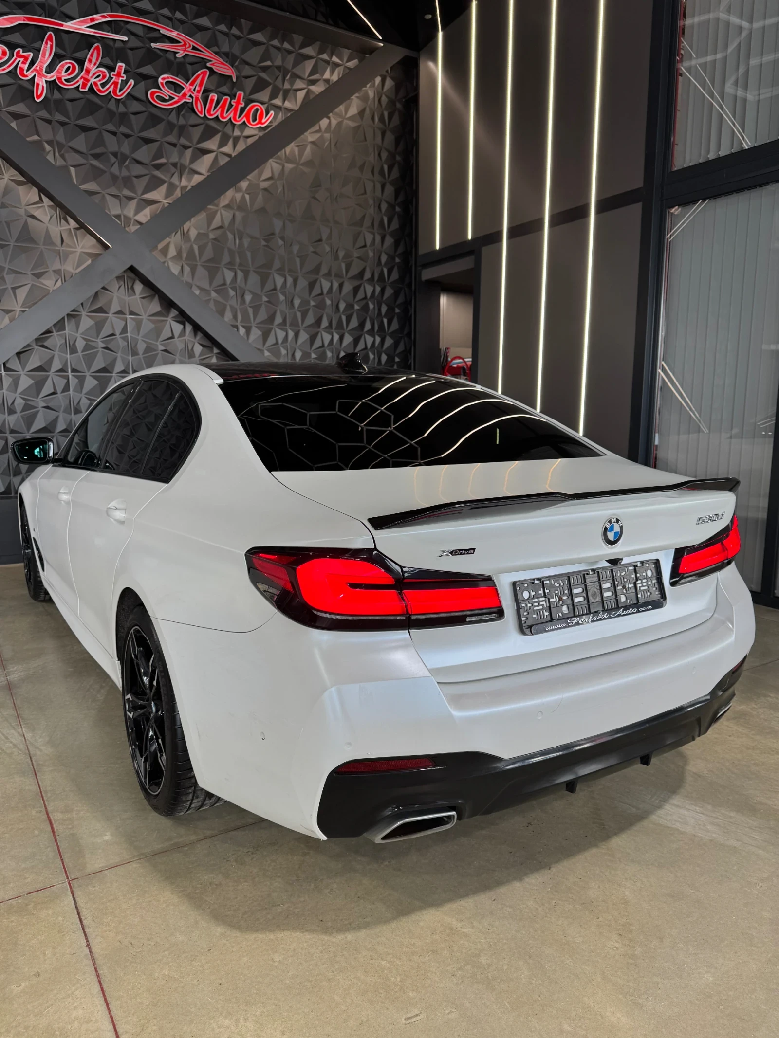 BMW 530 d xDrive * M PACKET* HEAD UP * ШИБЕДАХ* 360 Камера - изображение 3