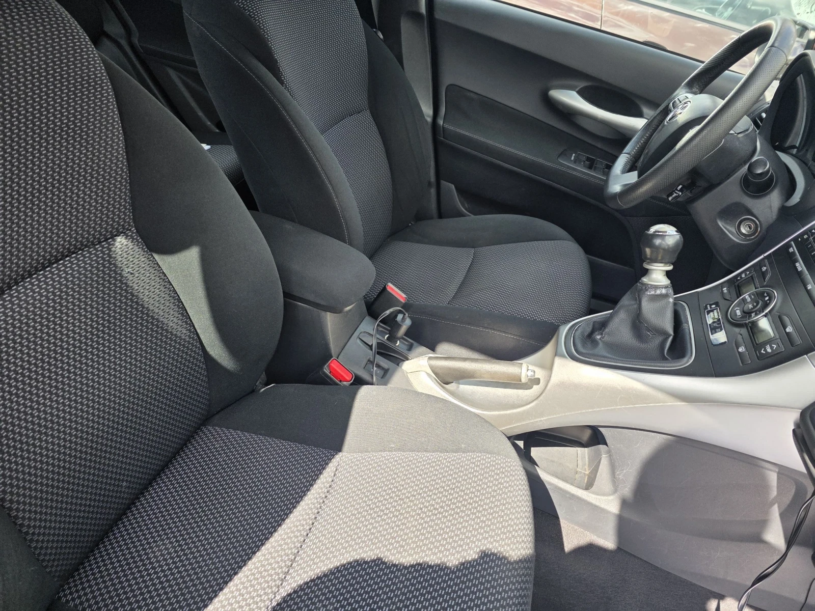 Toyota Auris 1.6 I FACELIFT/ цвят графит с климатроник, снимка 13 - Автомобили и джипове - 54743107