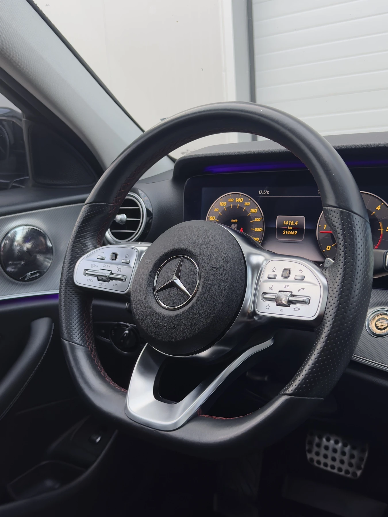 Mercedes-Benz E 220 2.2 AMG / PANORAMA / 360 / DIGITAL / BURMESTER - изображение 7