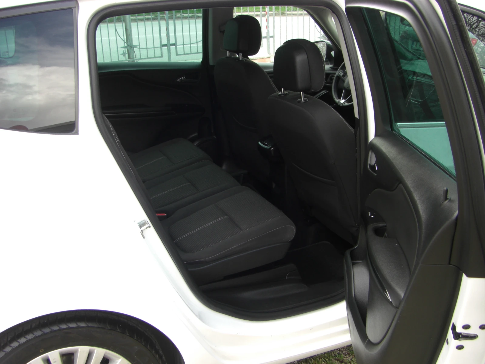 Opel Zafira 1.6cdti NAVI DISTANS LED 7MECTA, снимка 14 - Автомобили и джипове - 54107142
