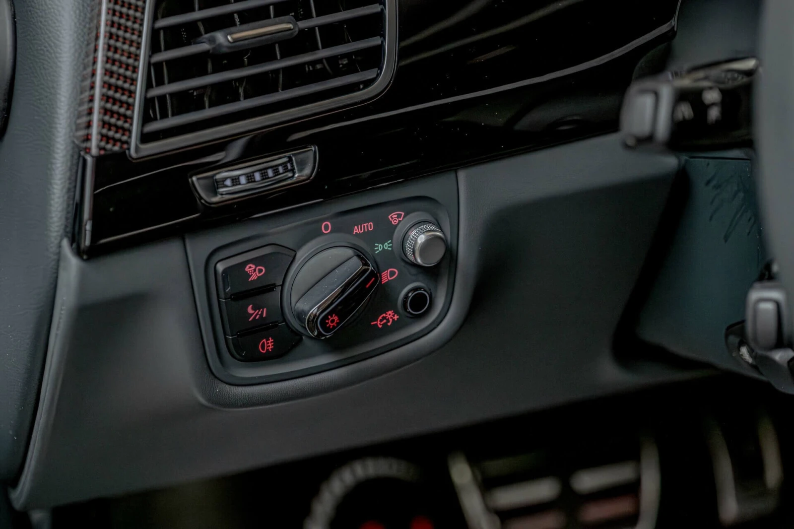 Audi S8 Plus/Bang&Olufsen/Exclusive/HuD/Камера 360/Карбон/, снимка 11 - Автомобили и джипове - 54655992
