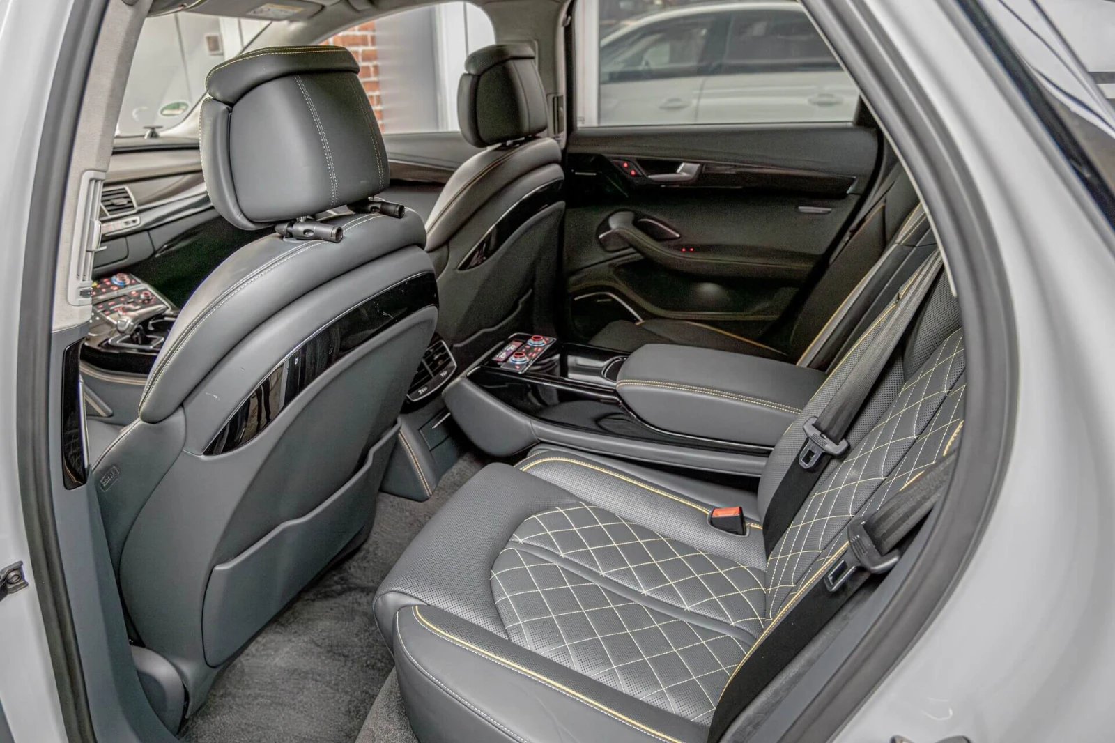 Audi S8 Plus/Bang&Olufsen/Exclusive/HuD/Камера 360/Карбон/, снимка 8 - Автомобили и джипове - 54655992