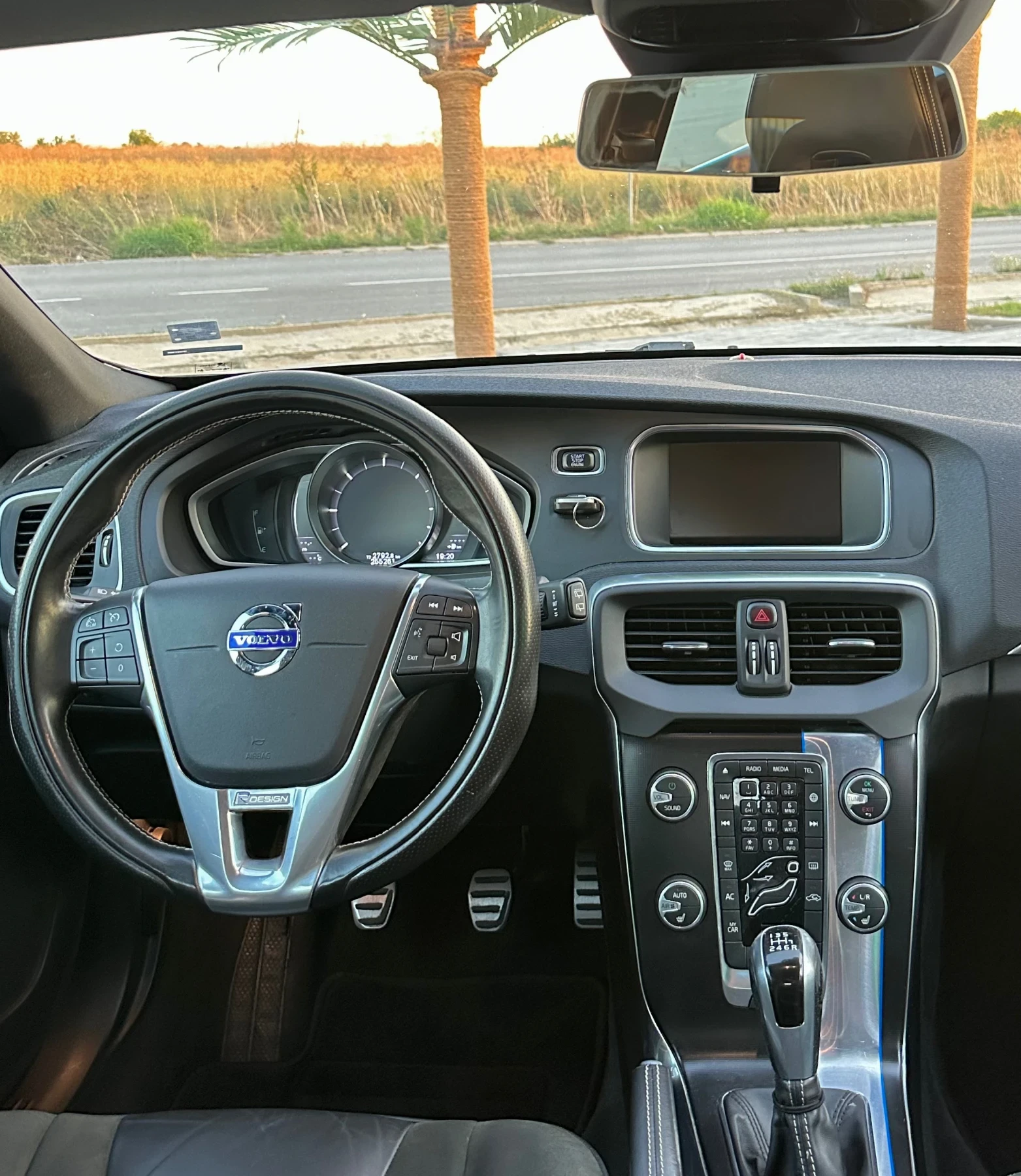 Volvo V40 2.0 R-Design , снимка 9 - Автомобили и джипове - 55468212
