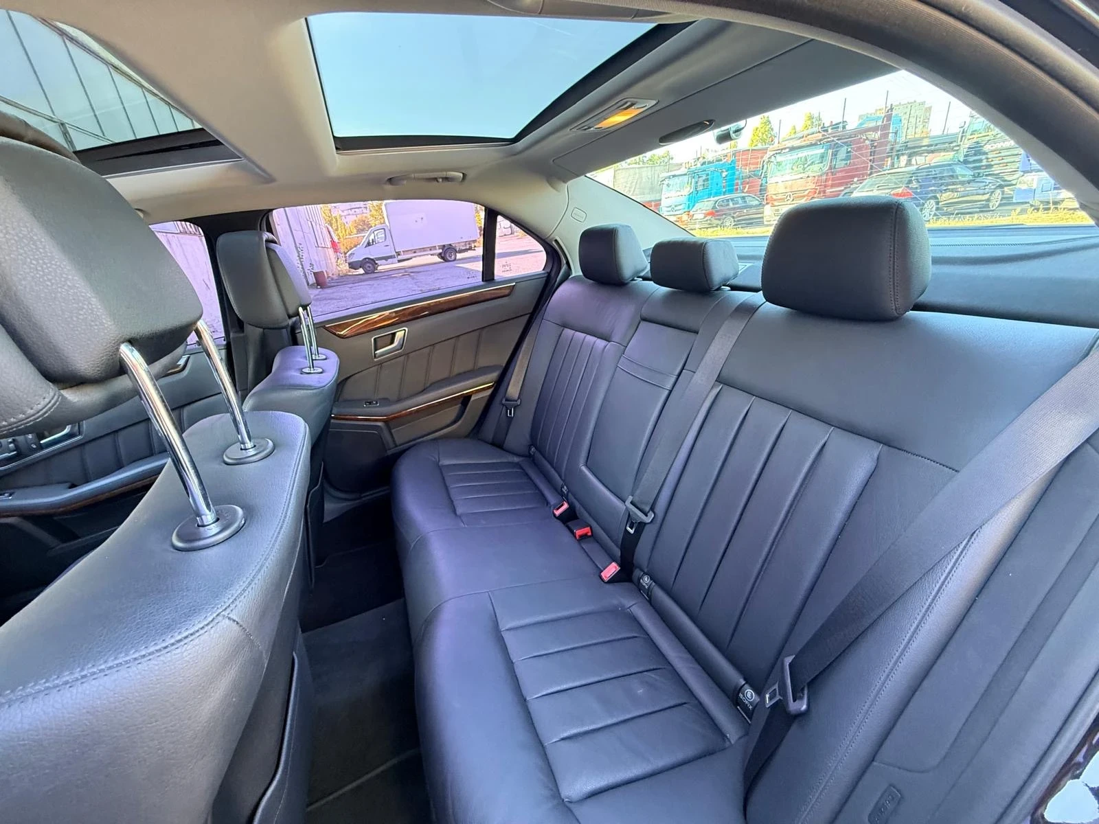 Mercedes-Benz E 300, снимка 16 - Автомобили и джипове - 56289000