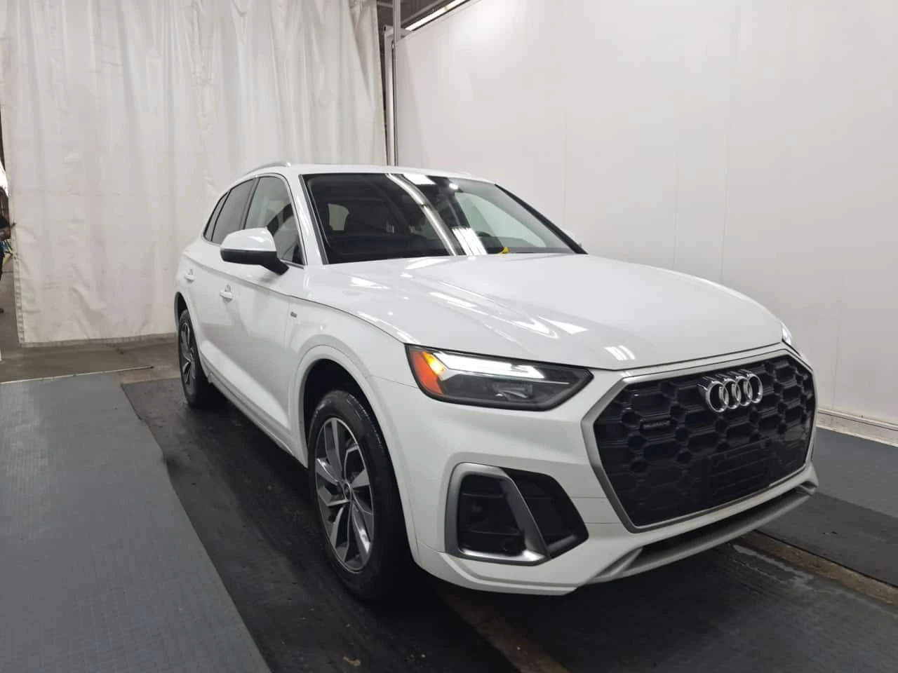Audi Q5 * PROGRESSIV * CARFAX * БЕЗ ПЪРВОНАЧАЛНА ВНОСКА, снимка 2 - Автомобили и джипове - 55143138