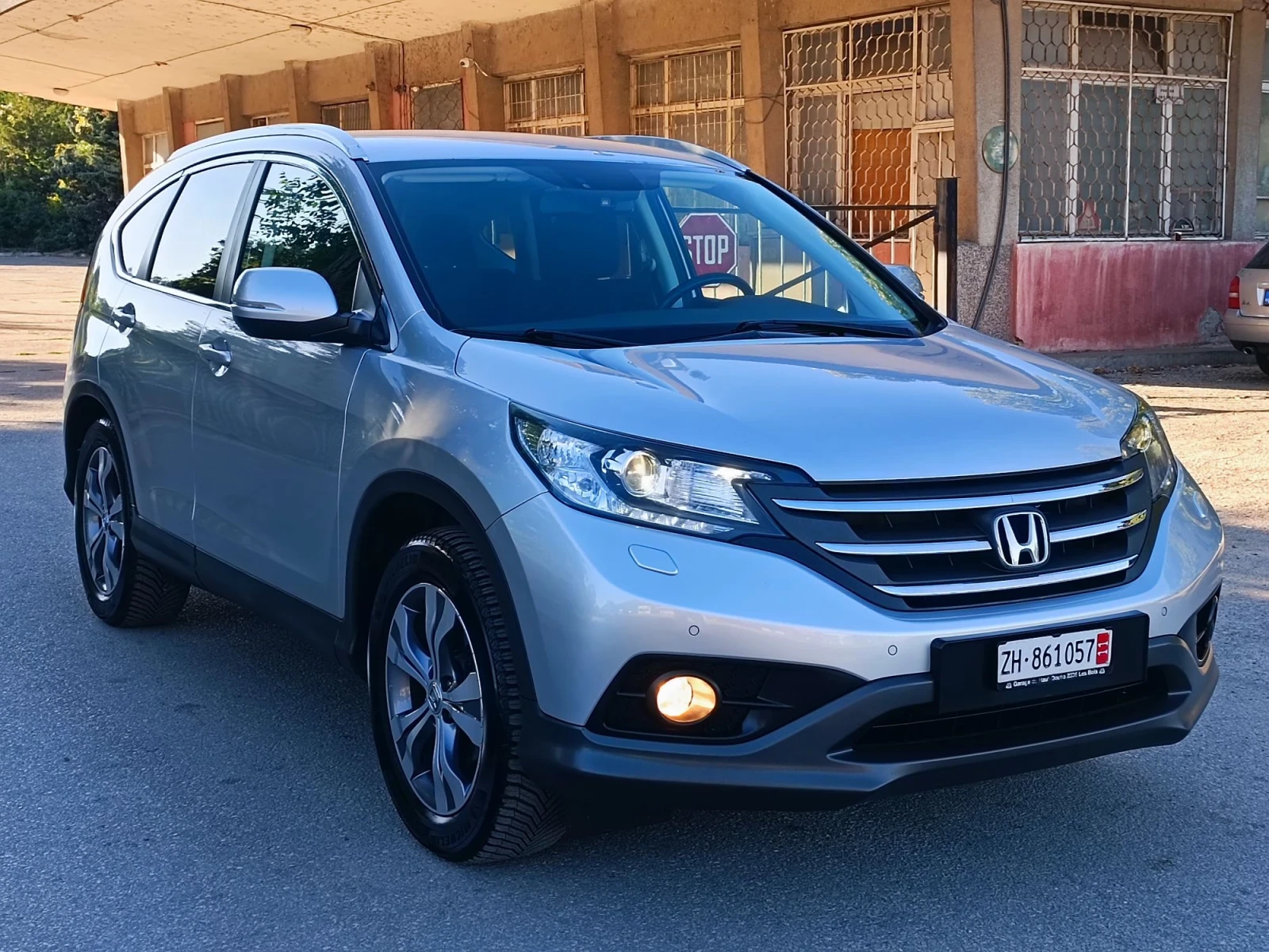 Honda Cr-v 2.0i-155кс-ШВЕЙЦАРИЯ-АВТОМАТ-4Х4, снимка 2 - Автомобили и джипове - 55965652