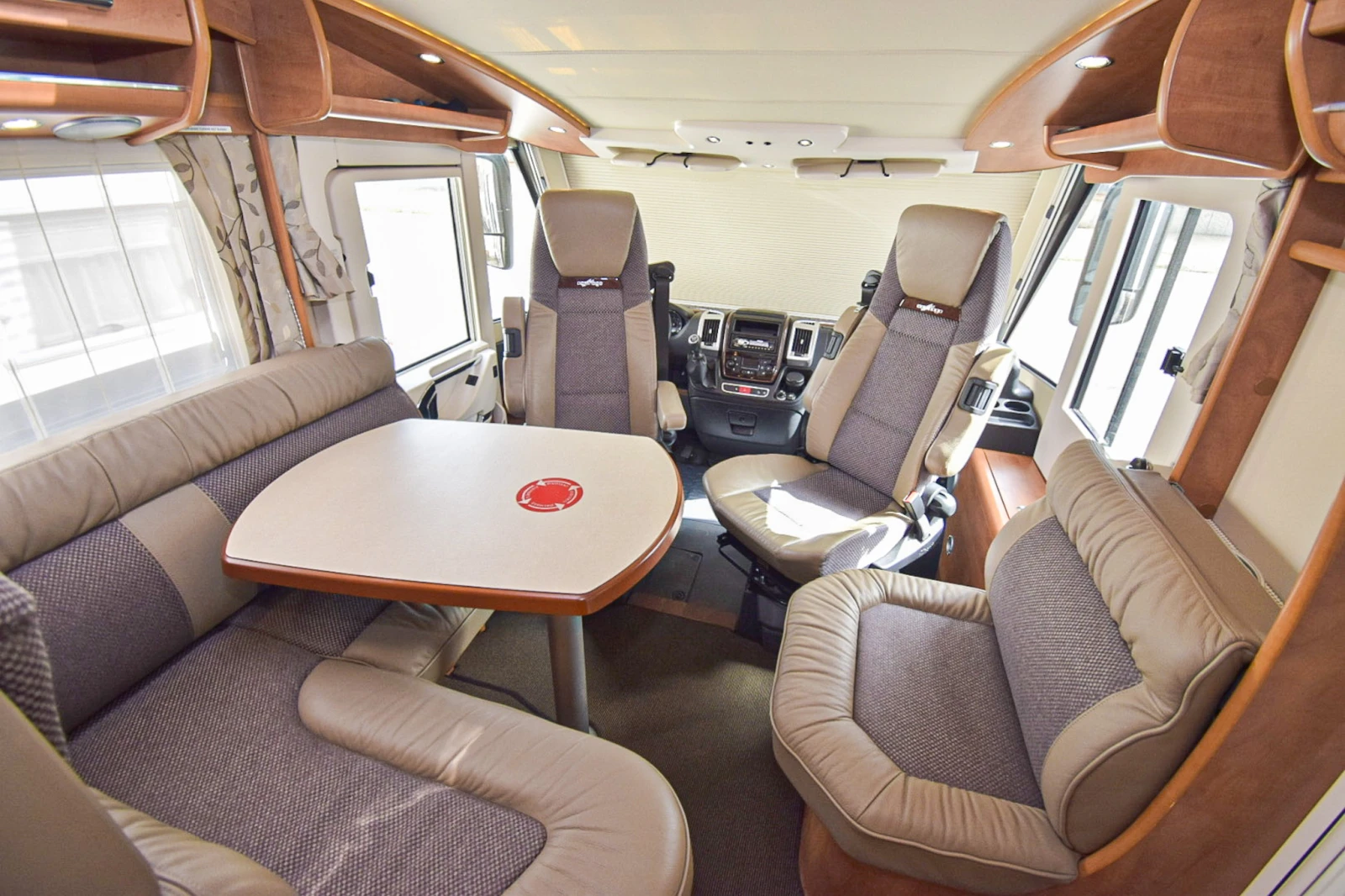 Кемпер Carthago Chic C-Line, снимка 6 - Каравани и кемпери - 55166244
