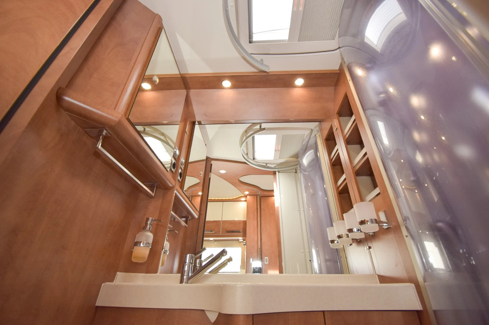 Кемпер Carthago Chic C-Line, снимка 15 - Каравани и кемпери - 55166244