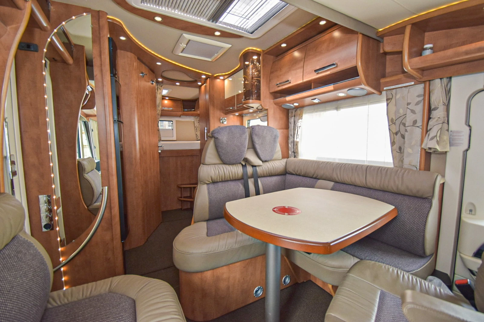 Кемпер Carthago Chic C-Line, снимка 9 - Каравани и кемпери - 55166244
