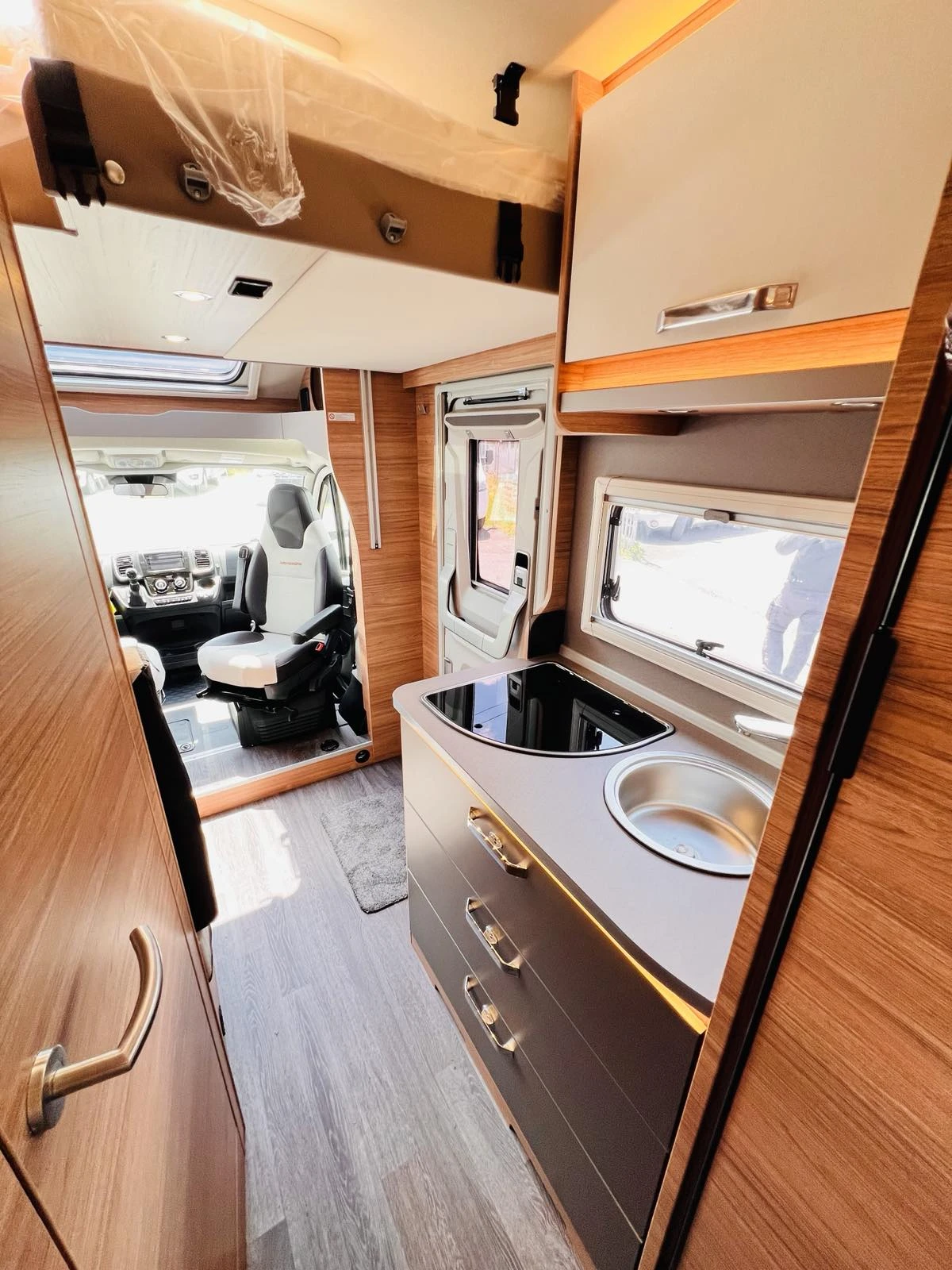 Кемпер Weinsberg АВТОМАТИК, KЛИМАТИК DOMETIC, СОЛАР, снимка 11 - Каравани и кемпери - 55244594