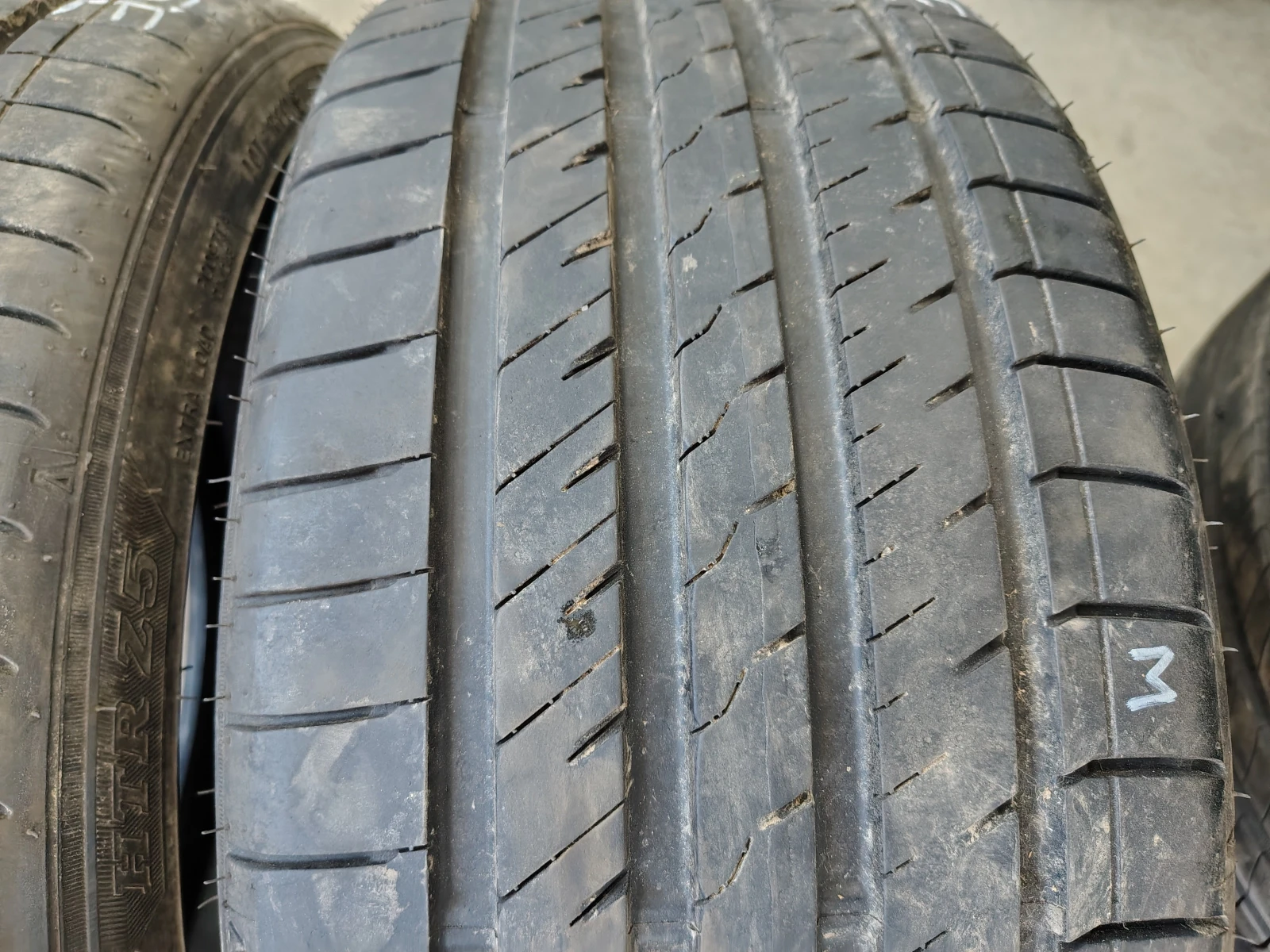Гуми Летни 235/35R19, снимка 3 - Гуми и джанти - 55843917