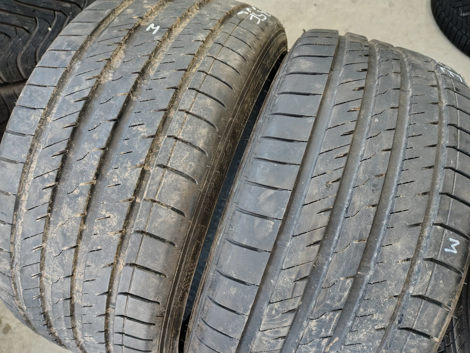 Гуми Летни 235/35R19, снимка 2 - Гуми и джанти - 55843917
