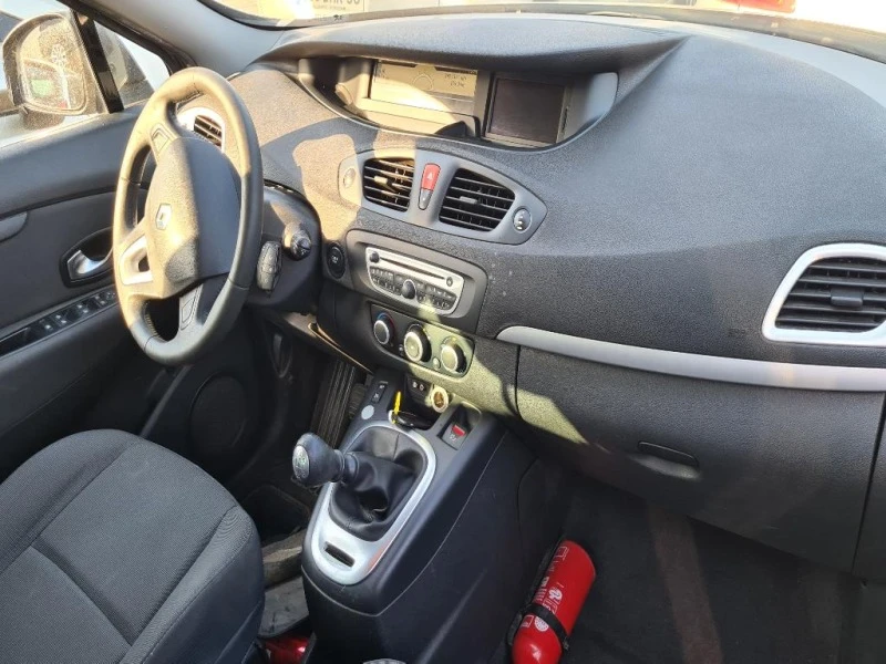 Renault Scenic 1.5 DCi, снимка 8 - Автомобили и джипове - 32904148