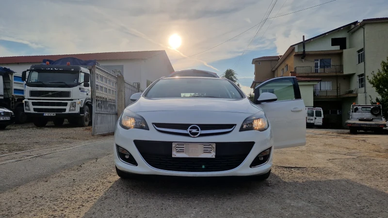 Opel Astra Sports Tourer , снимка 5 - Автомобили и джипове - 51524308