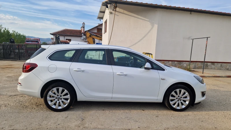 Opel Astra Sports Tourer , снимка 3 - Автомобили и джипове - 51524308