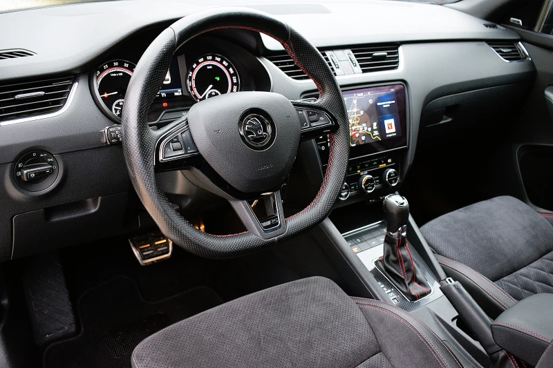Skoda Octavia 2.0ШВЕЙЦАРИЯ-VRS/ДИСТРОНИК/КОЖА/НАВИ/АМБИЕНТНО ОСВ, снимка 8 - Автомобили и джипове - 52655879