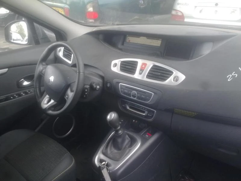 Renault Scenic 1.5 DCi, снимка 5 - Автомобили и джипове - 32904148