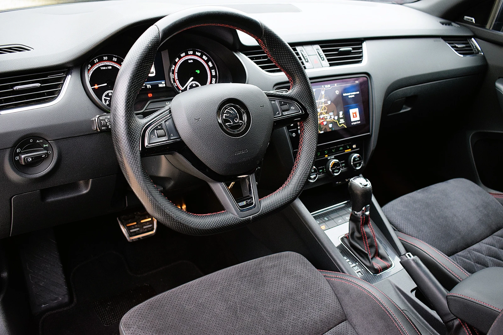 Skoda Octavia 2.0ШВЕЙЦАРИЯ-VRS/ДИСТРОНИК/КОЖА/НАВИ/АМБИЕНТНО ОСВ - изображение 8