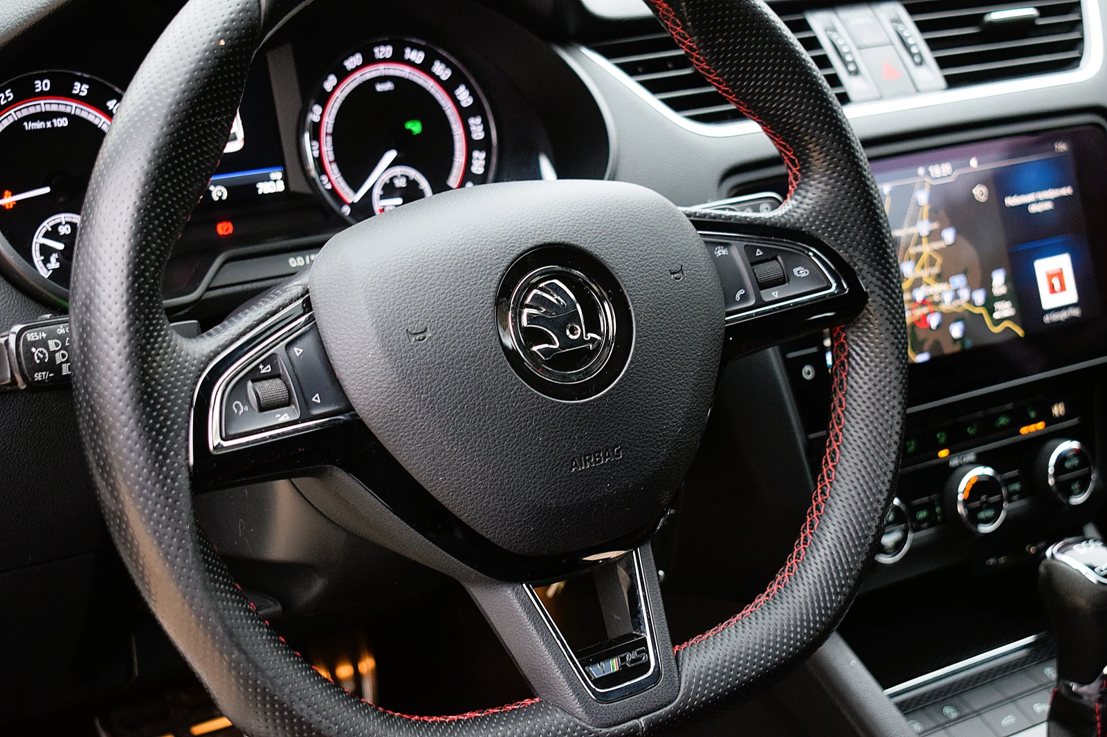 Skoda Octavia 2.0ШВЕЙЦАРИЯ-VRS/ДИСТРОНИК/КОЖА/НАВИ/АМБИЕНТНО ОСВ - изображение 9