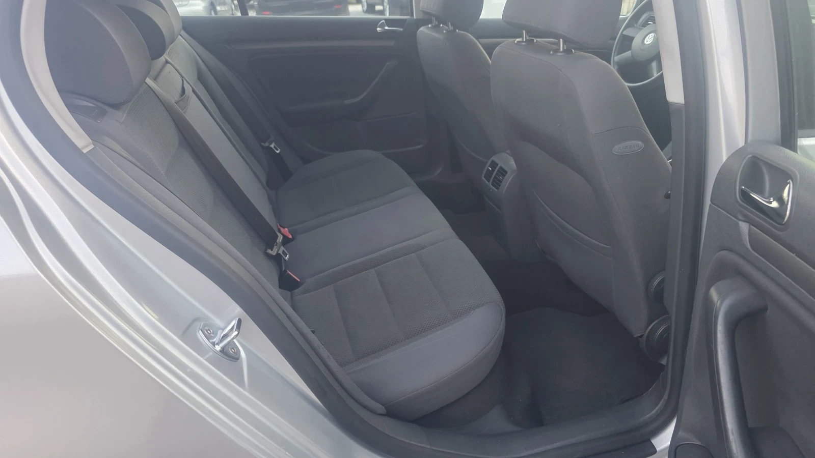 VW Golf 1.6i 102k.s., снимка 7 - Автомобили и джипове - 53771197