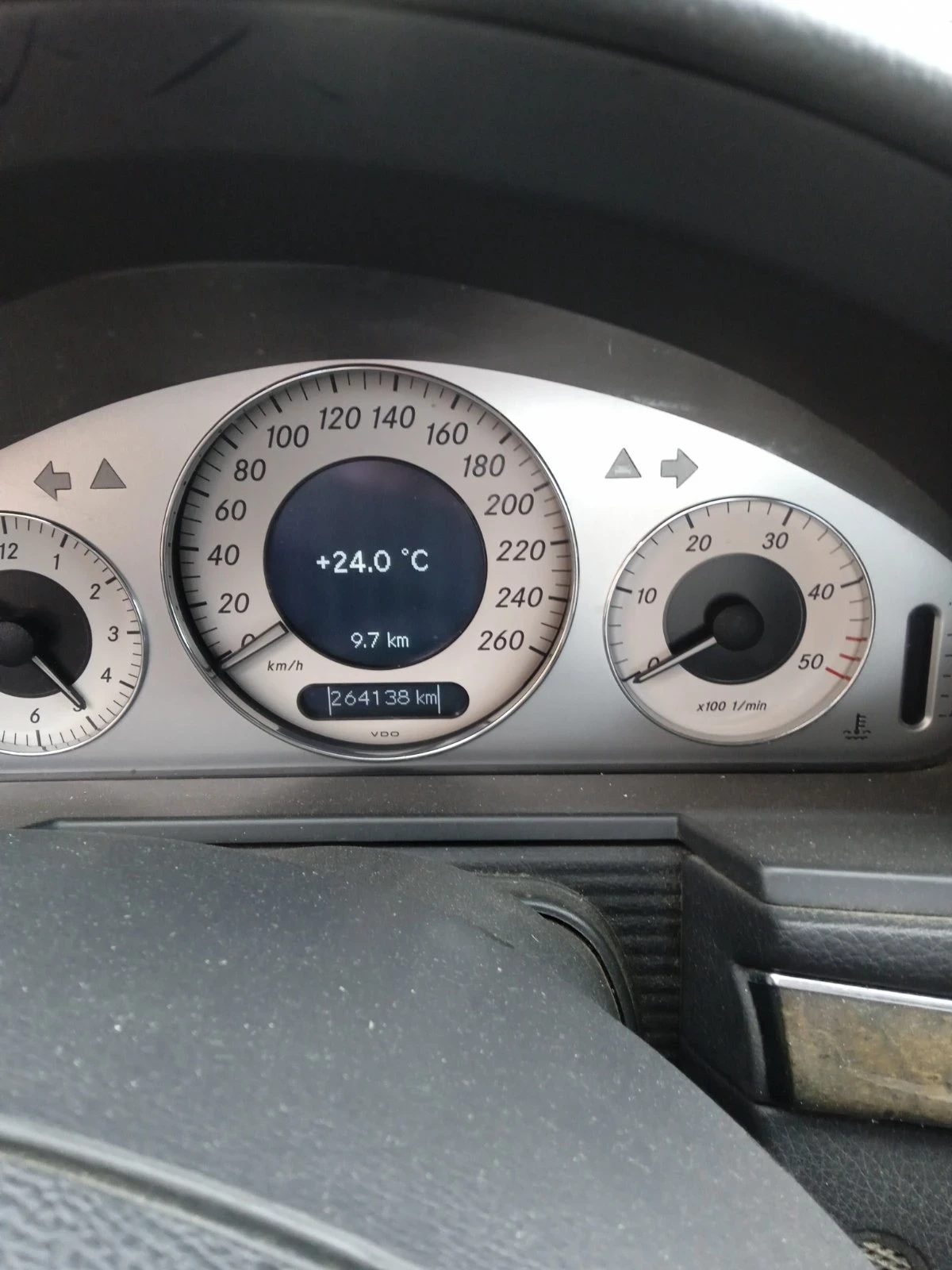 Mercedes-Benz E 220, снимка 3 - Автомобили и джипове - 54033352