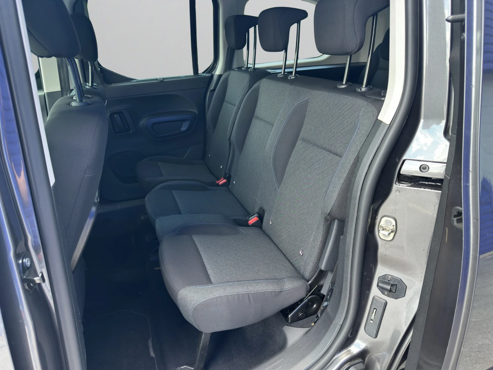 Peugeot Rifter Long  ALLURE 1.5 BlueHDI 130 BVM6 E6.2, снимка 11 - Автомобили и джипове - 54597559