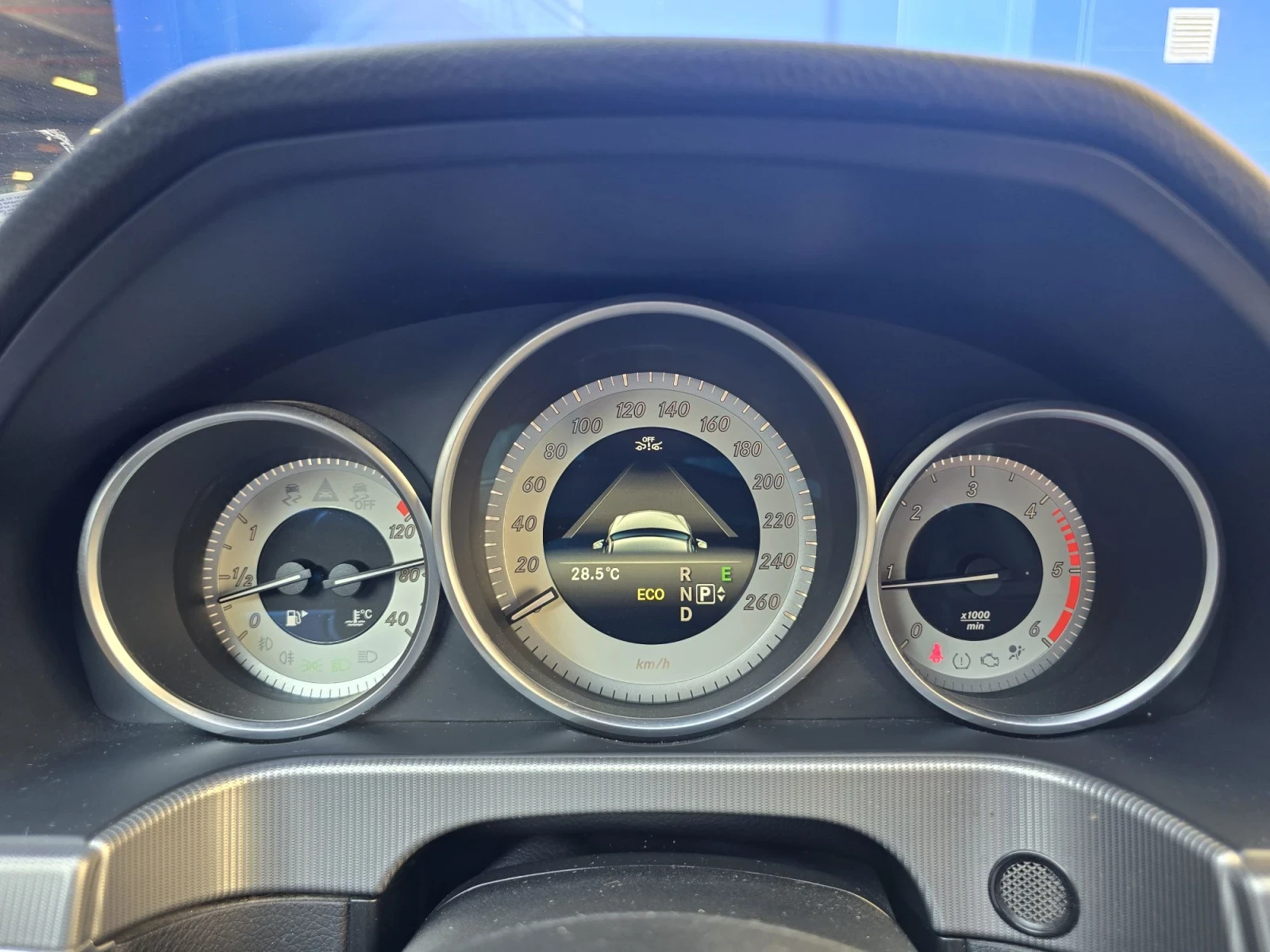 Mercedes-Benz E 220 MULTIBEAM LED HARMAN CARPLAY, снимка 12 - Автомобили и джипове - 55970447