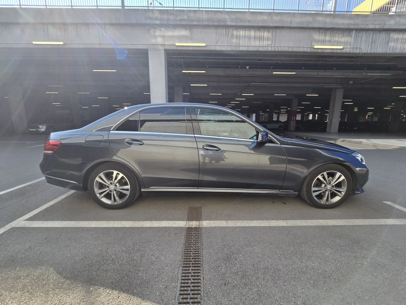 Mercedes-Benz E 220 MULTIBEAM LED HARMAN CARPLAY, снимка 3 - Автомобили и джипове - 55970447