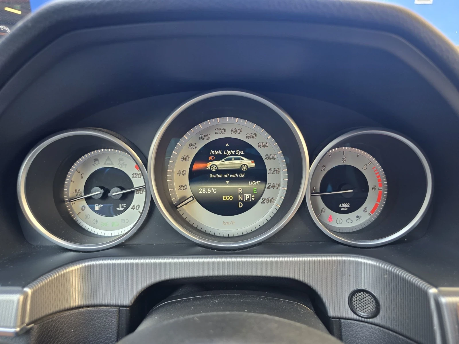 Mercedes-Benz E 220 MULTIBEAM LED HARMAN CARPLAY, снимка 13 - Автомобили и джипове - 55970447
