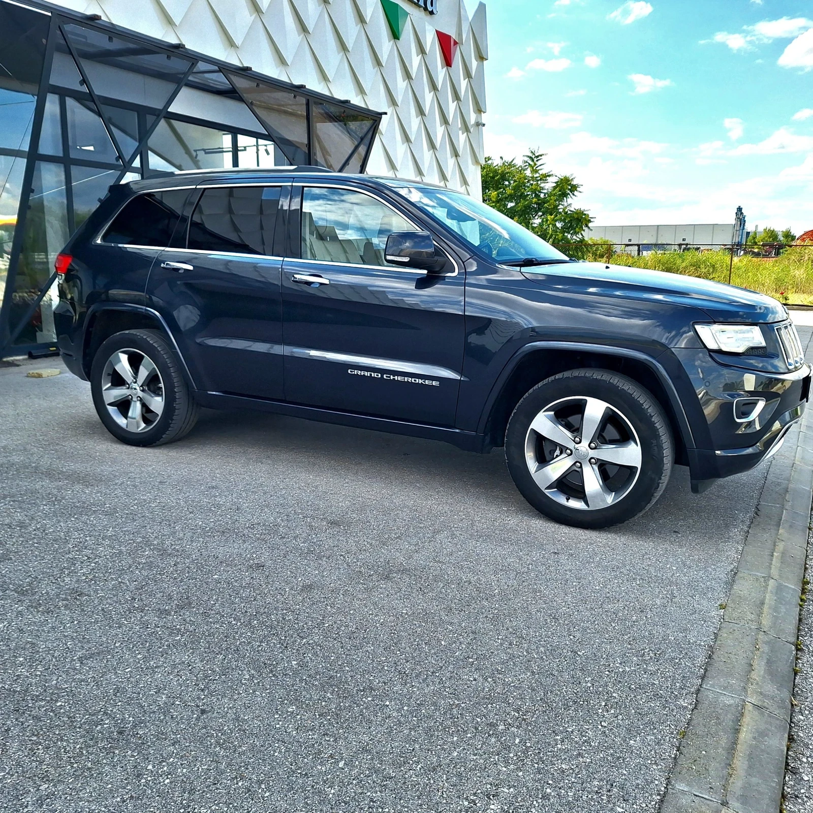 Jeep Grand cherokee 3.0 OVERLAND ТОП СЪСТОЯНИЕ, снимка 2 - Автомобили и джипове - 55399776