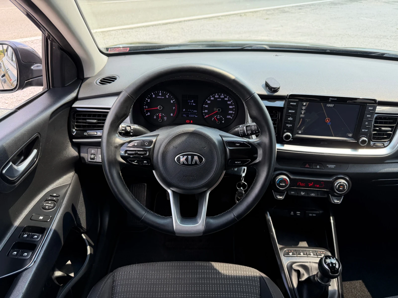 Kia Stonic 1.2i LED NAVI CAMERA CARPLAY EURO 6 TUV, снимка 10 - Автомобили и джипове - 55625992