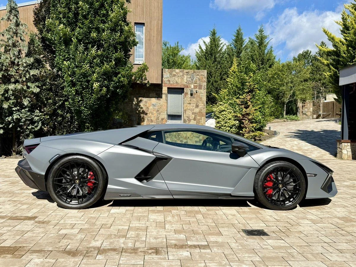 Lamborghini Revuelto  - изображение 7