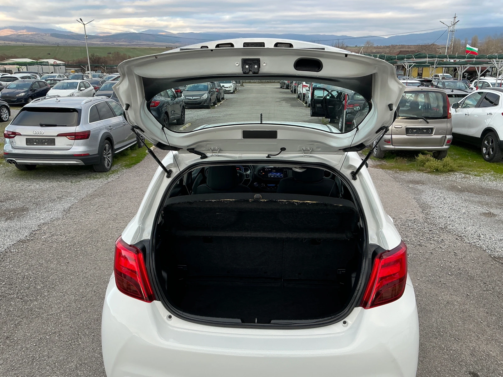 Toyota Yaris 1.5 HYbrid - изображение 10