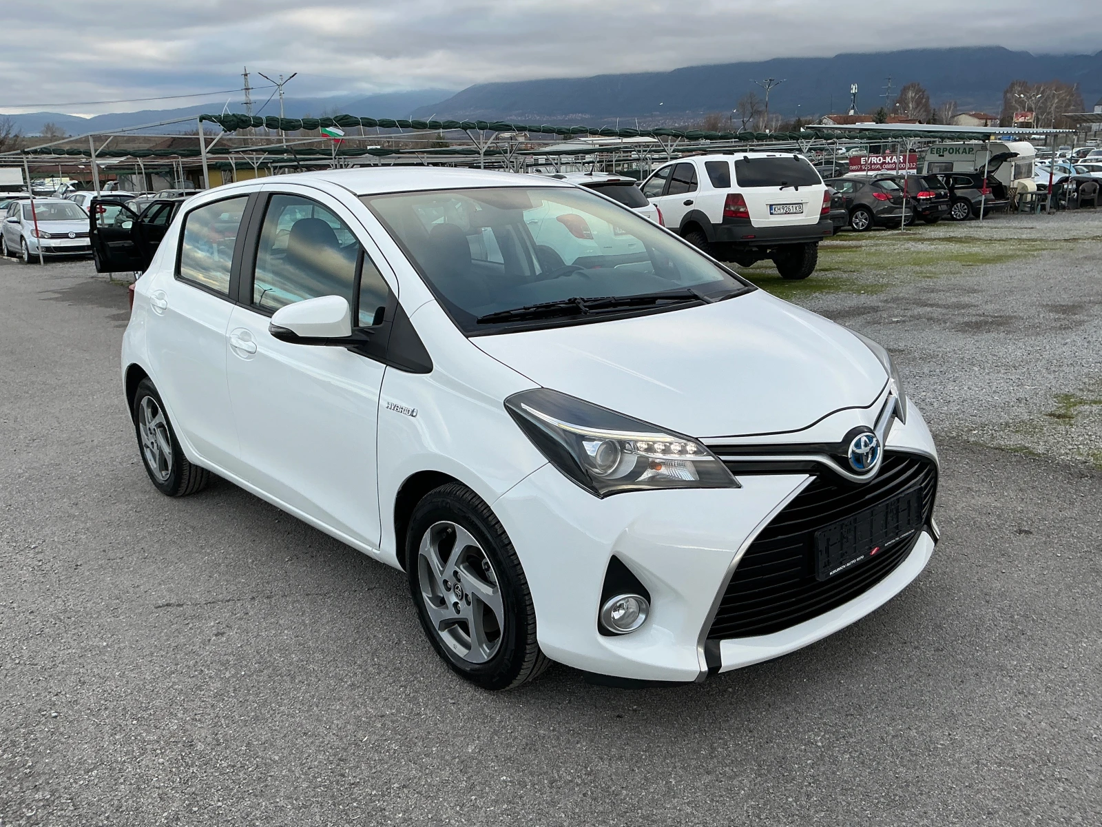 Toyota Yaris 1.5 HYbrid - изображение 2