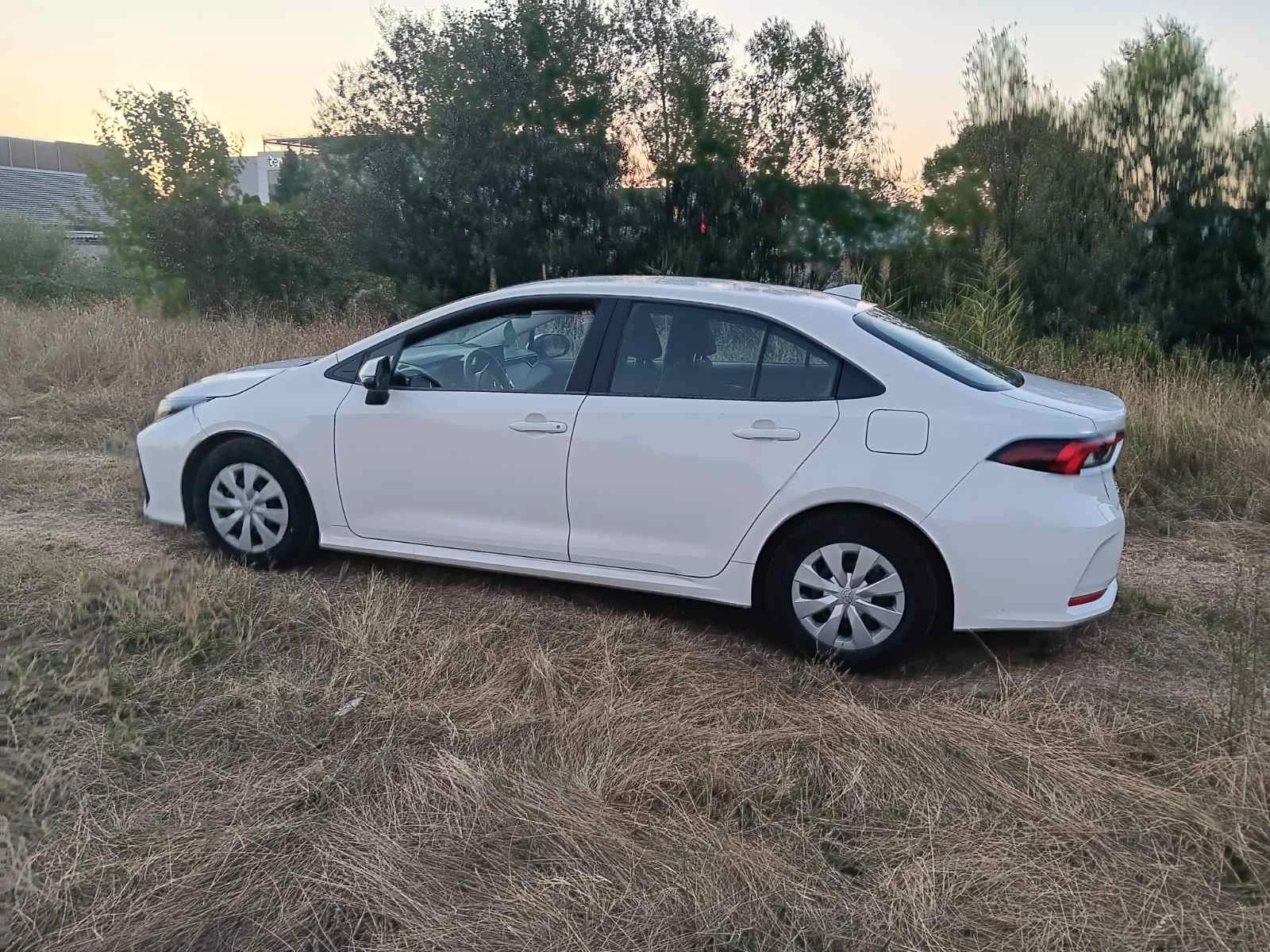 Toyota Corolla 1.6, снимка 2 - Автомобили и джипове - 54064864