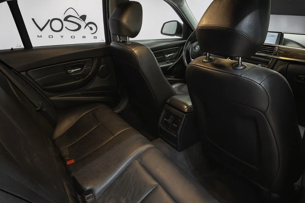 BMW 320 АвтоКредит* (ЦЕНА ДО БГ) 320i xDrive, снимка 12 - Автомобили и джипове - 54078371