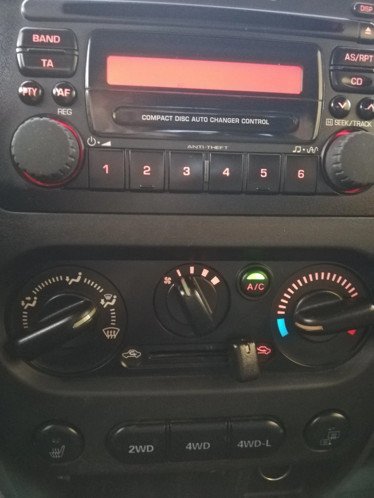 Suzuki Jimny 1.3 - изображение 10