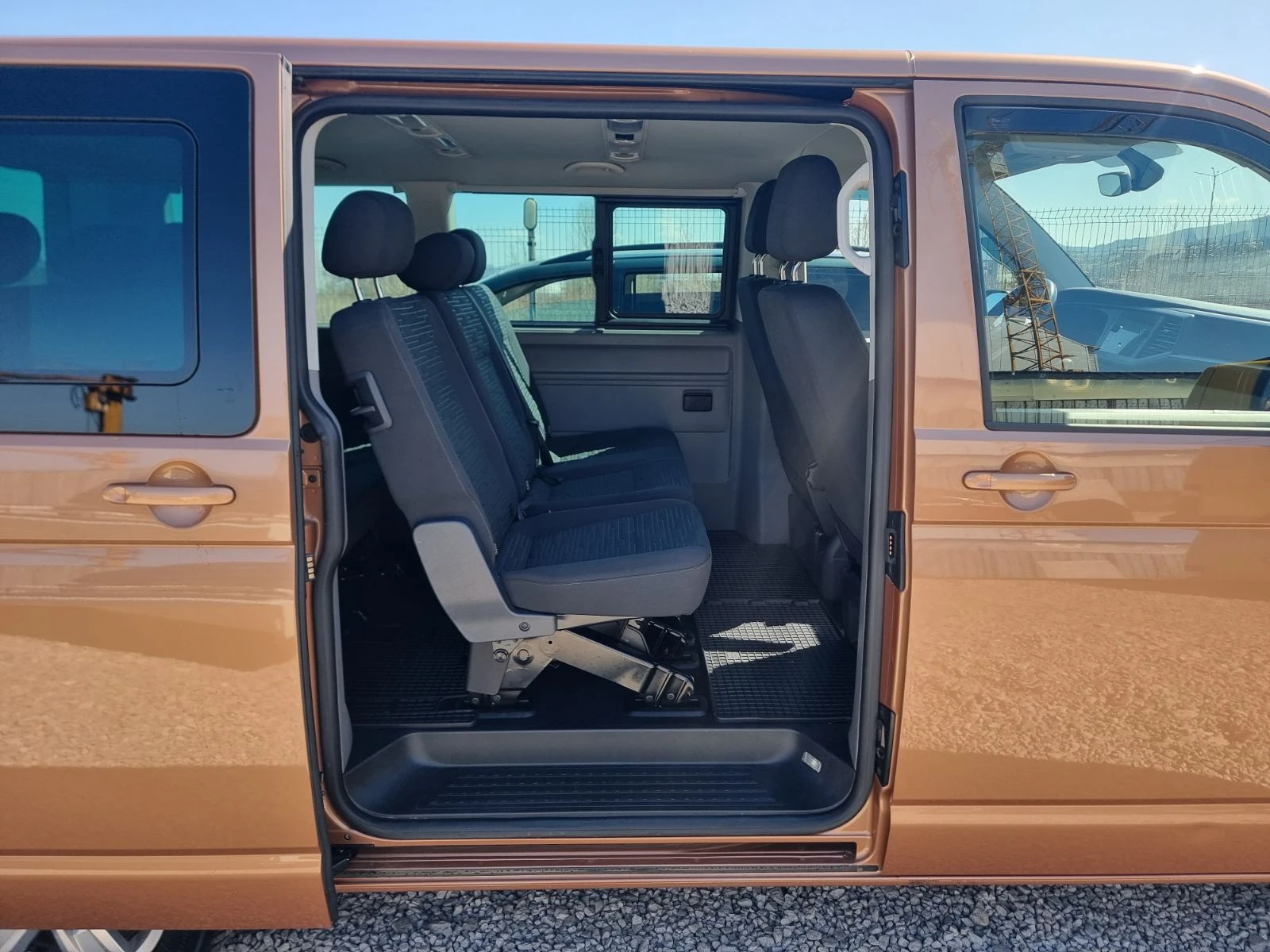 VW Caravelle 2.0TDI 7+ 1 4X4 ЦЕНА С ДДС, снимка 7 - Бусове и автобуси - 53845620