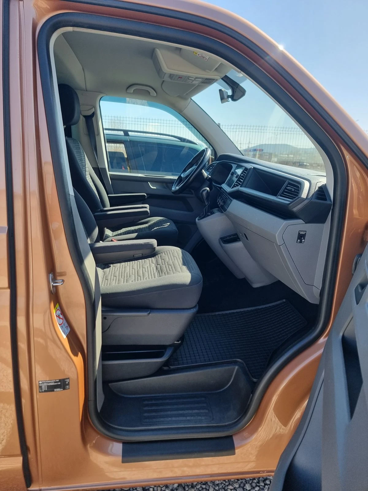 VW Caravelle 2.0TDI 7+ 1 4X4 ЦЕНА С ДДС, снимка 9 - Бусове и автобуси - 53845620