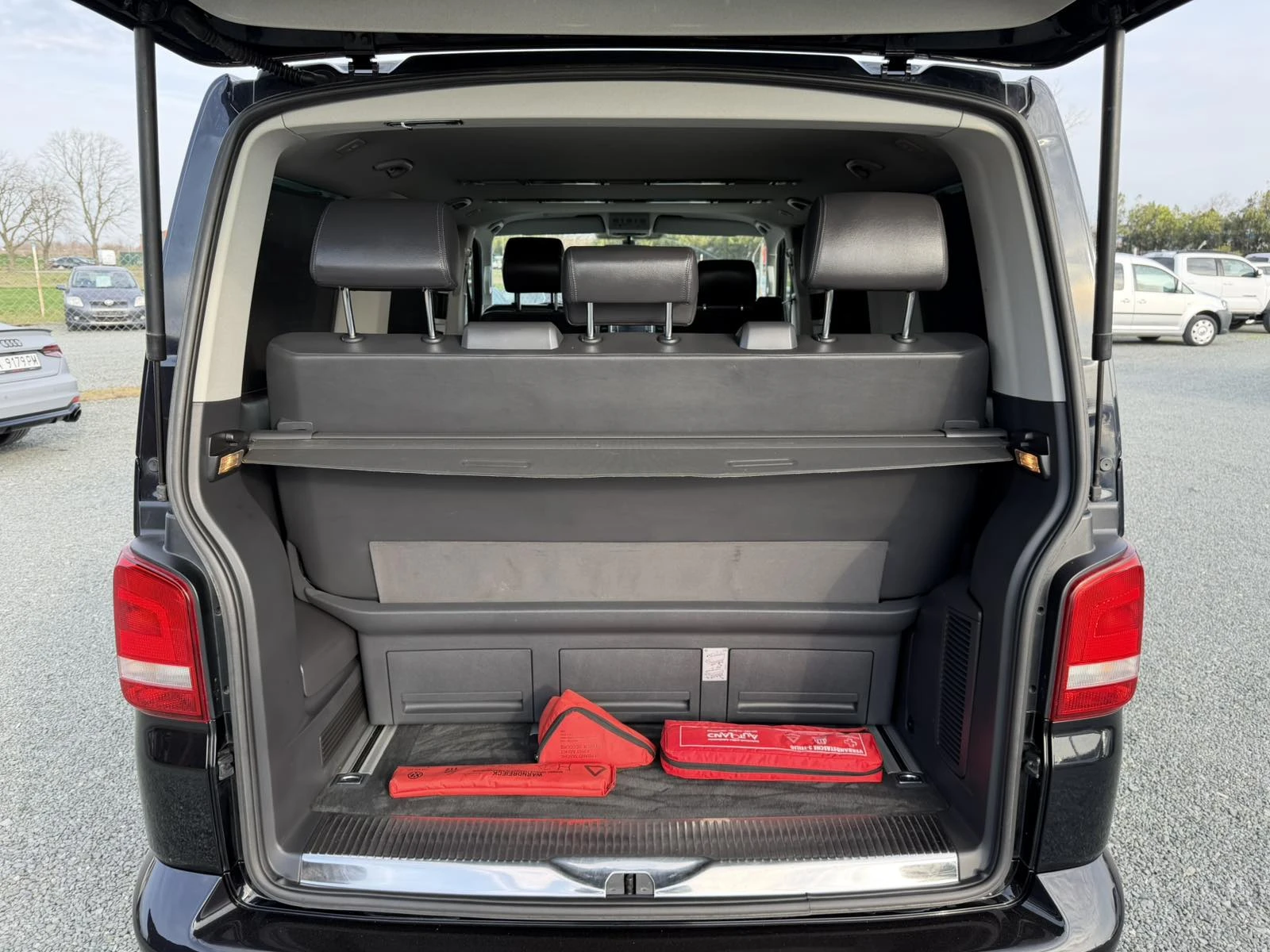 VW Multivan HI LINE XENON LED, снимка 13 - Бусове и автобуси - 54934856
