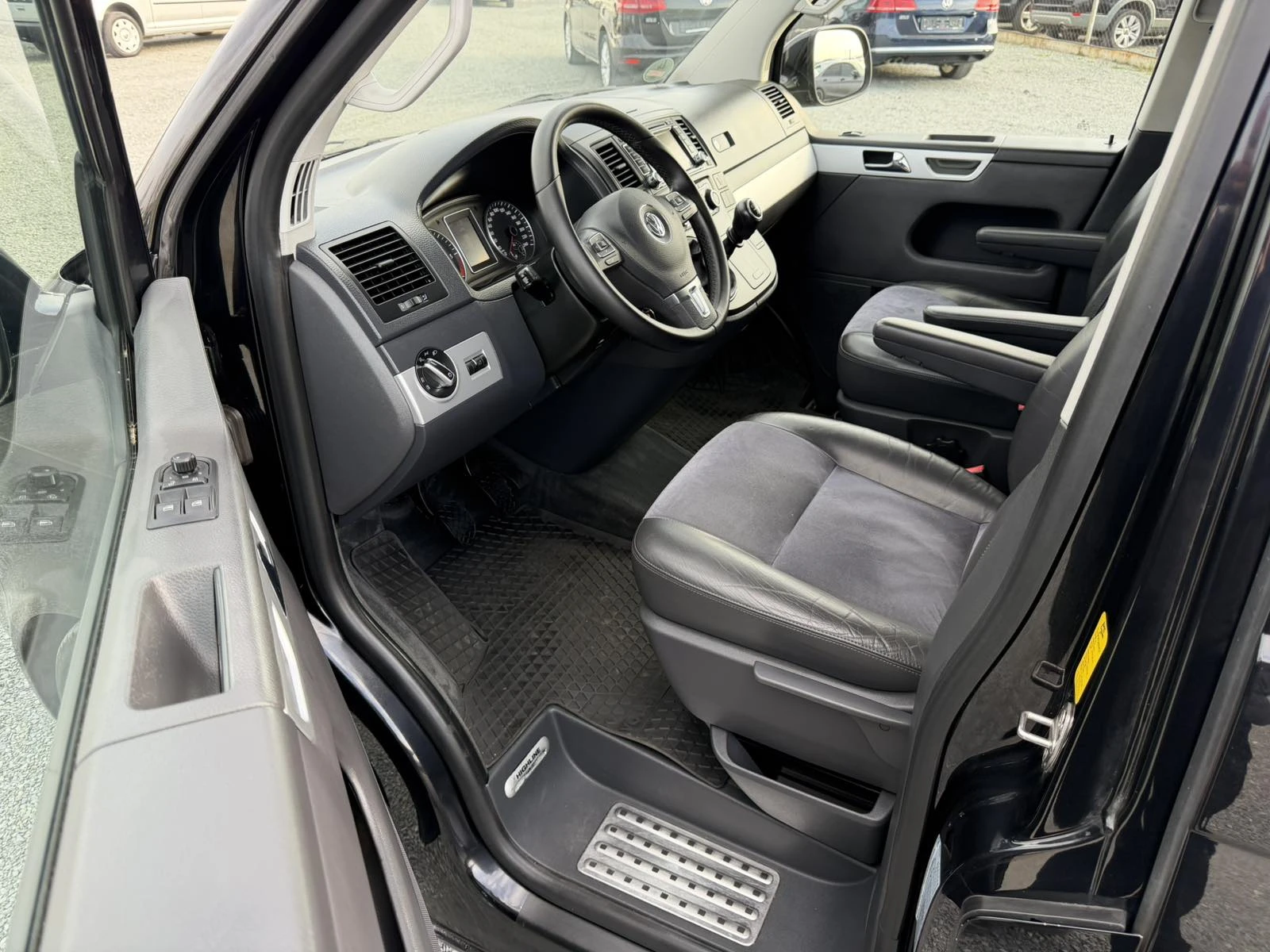 VW Multivan HI LINE XENON LED, снимка 4 - Бусове и автобуси - 54934856
